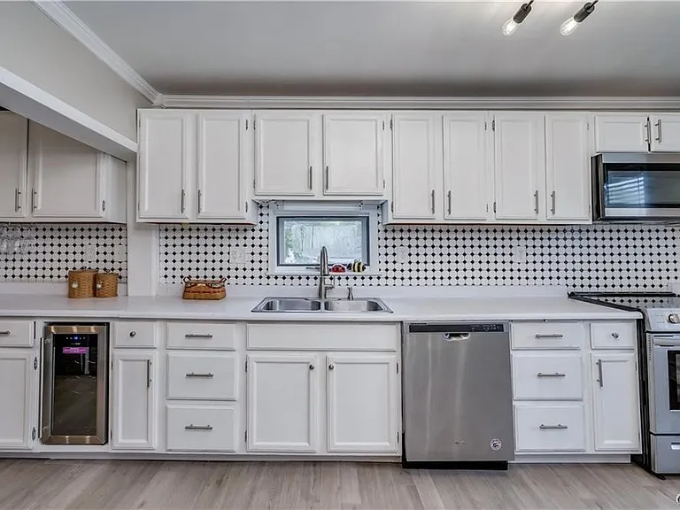 822 Lawrence St — Photo 14