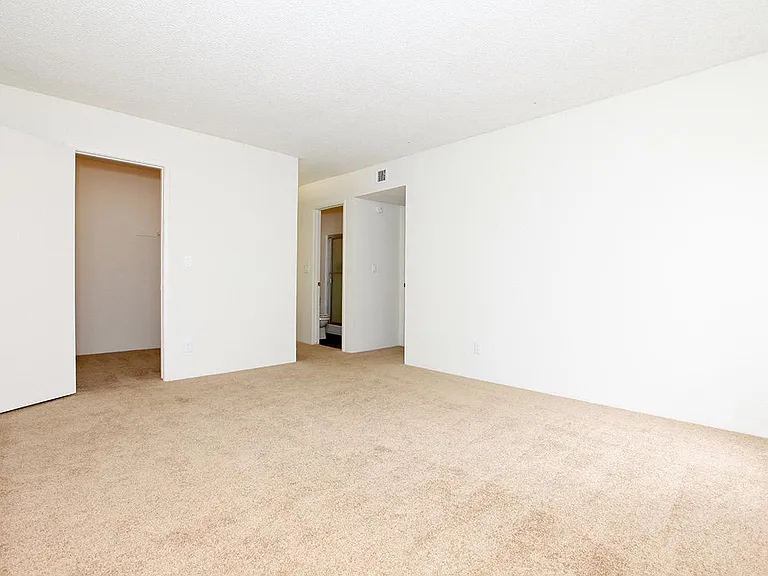 Carlyle Square Apartment Homes — Photo 27