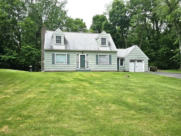 2 Locust Hill Dr, Lyons, NY 14489