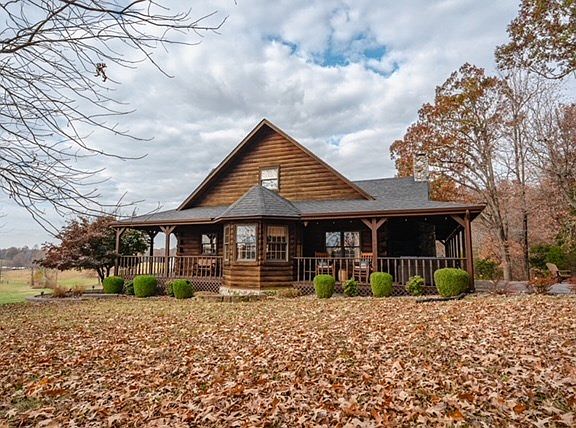 2nd image of 900 Oakwood Ln