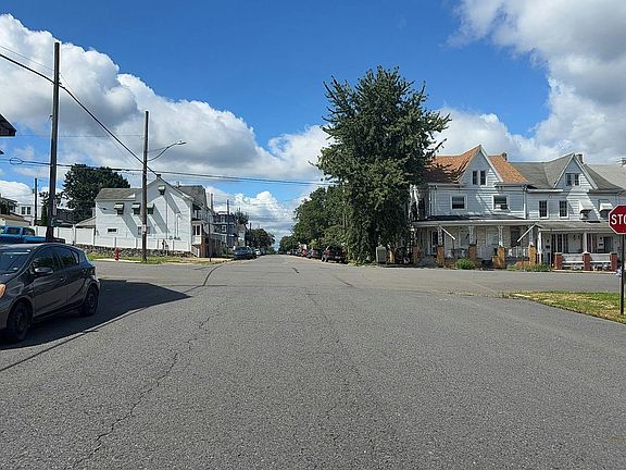 4th image of 301 E 2nd St
