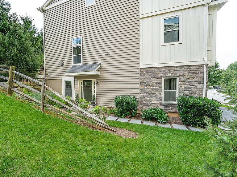 9 Treyburn Dr — Photo 2