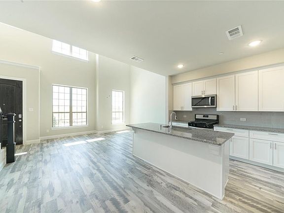 4th image of 2544 Plumas Dr