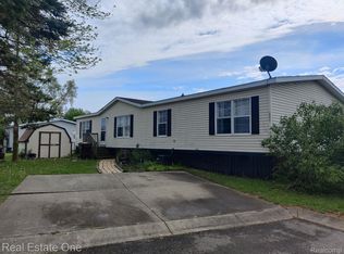 3724 Ravenwood St, White Lake, MI 48383