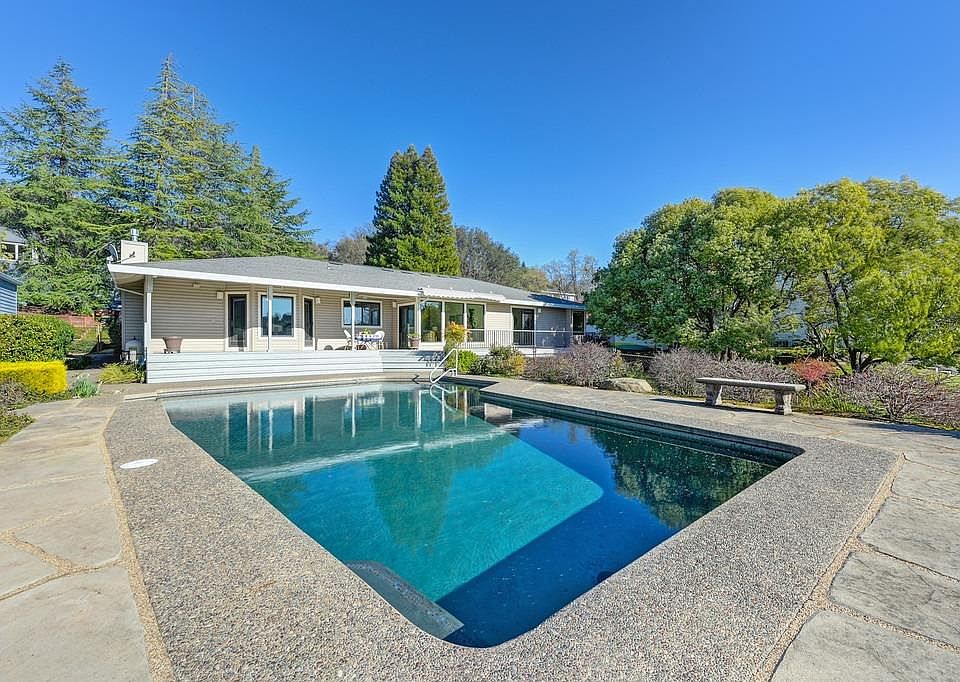 1st image of 1410 Lakehills Dr
