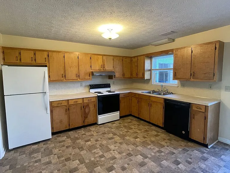 134 Holly Hill St — Photo 2