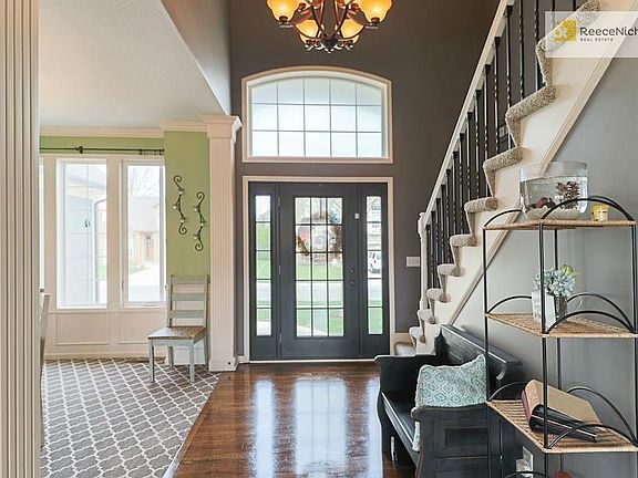 2nd image of 117 NE Hidden Meadow Ln