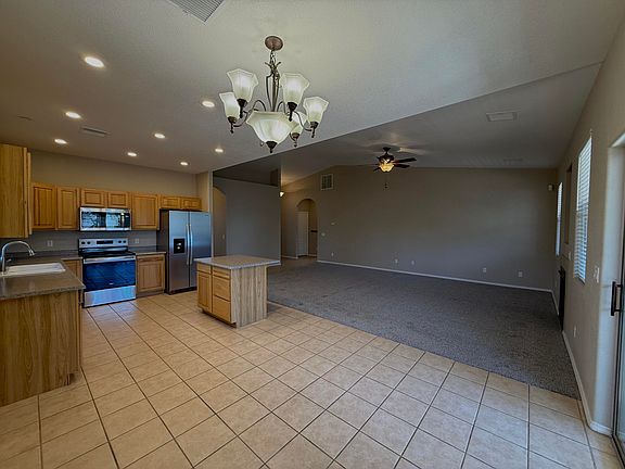3rd image of 913 W Boulder Ridge Cir