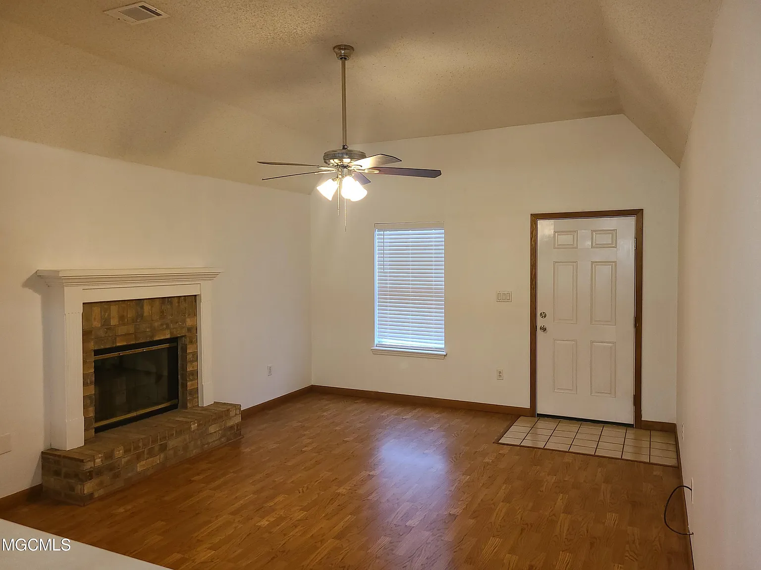 3 bed, 2.0 bath, 1260 sqft, $1,400 — Photo 2
