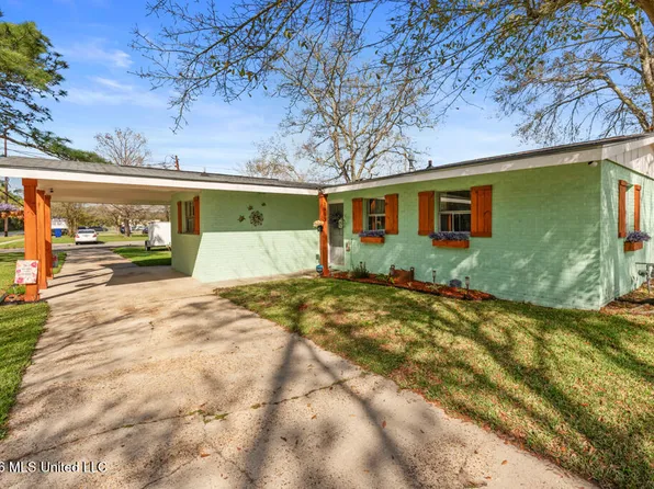 1903 Meadowbrook St, Pascagoula, MS 39567