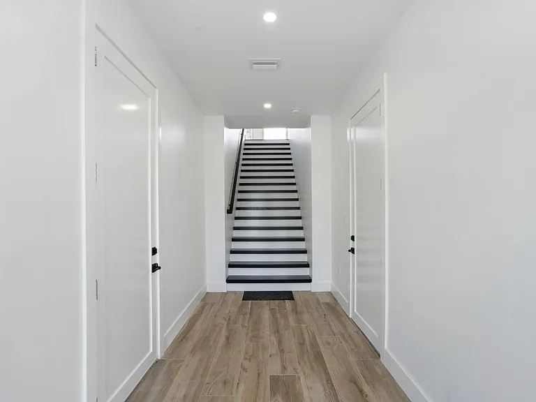 711 Tropical Dr — Photo 17