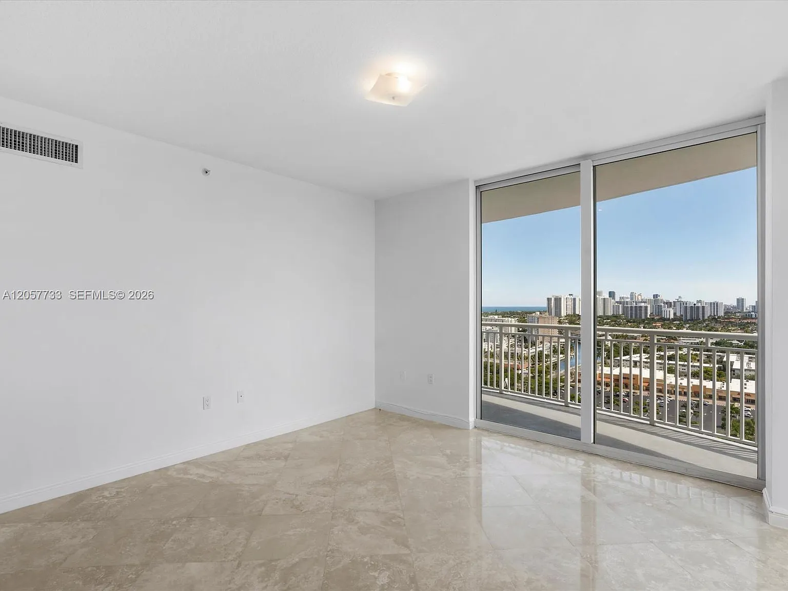 Duo Condominium West — Photo 4
