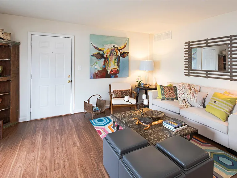 Park Towne Apartments — Photo 7
