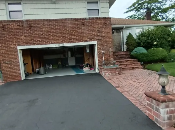 682 Sherman Ct, Westbury, NY 11590