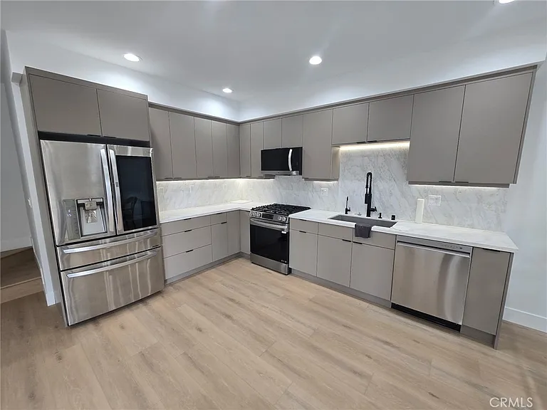 8613 Oakdale Ave — Photo 9