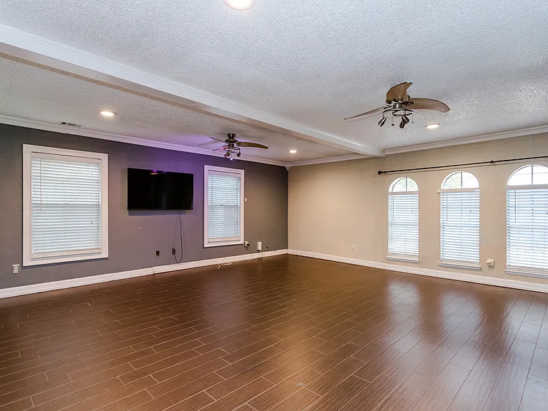2517 Rosewood Dr — Photo 5