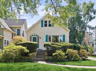 2021 W Greenleaf Ave, Chicago, IL 60645