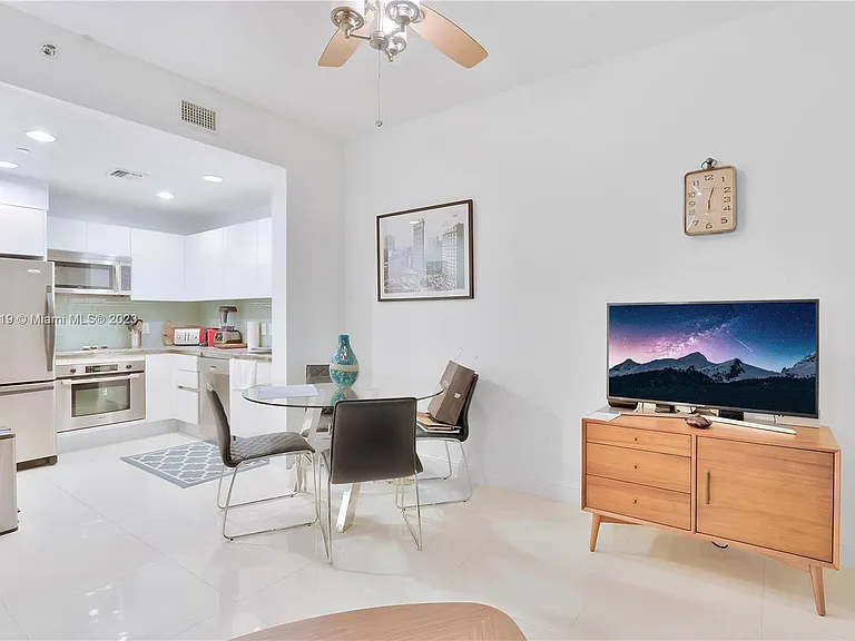 1060 Brickell Ave #405 — Photo 4