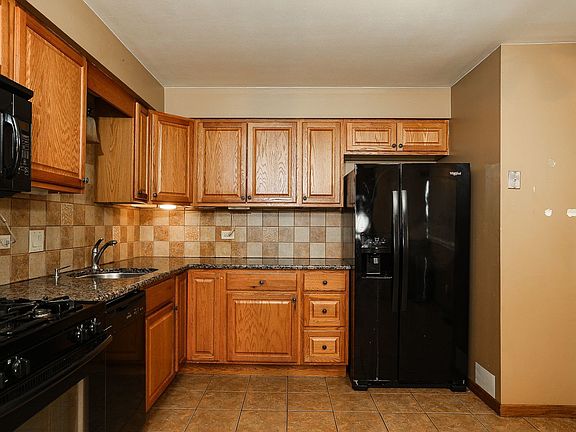 3rd image of 16424 Oxford Dr