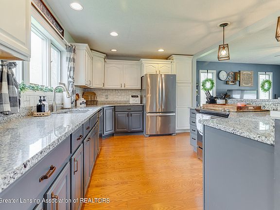5th image of 375 Kenora Dr
