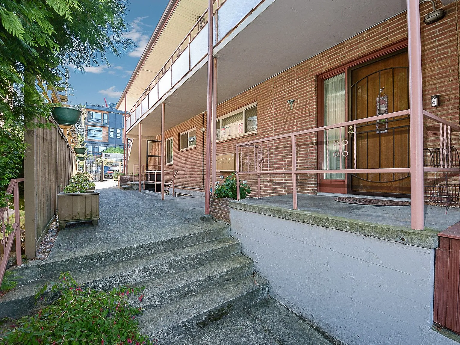 June Court Apartments — Photo 3