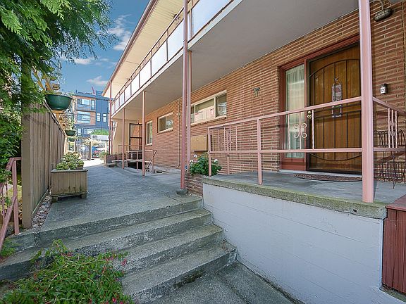 3rd image of 2707 Franklin Ave E APT 3