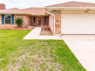217 Red Oak Cir, Moore, OK 73160