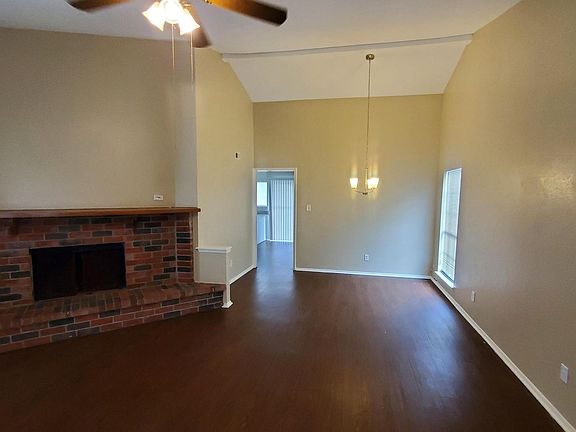 2nd image of 1125 Greenbriar Ln