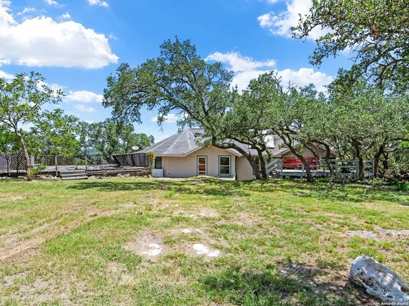 302 CEDAR HILL RD, Pipe Creek, TX 78063