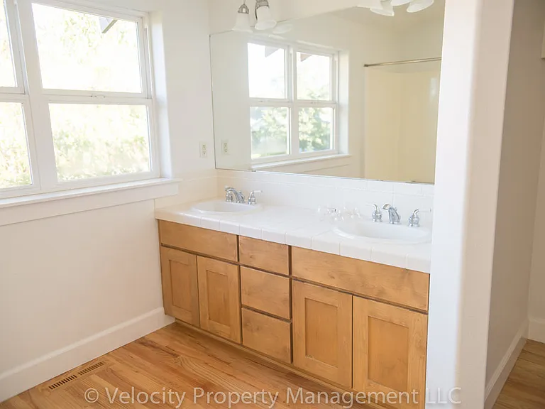 2954 NE Red Oak Dr — Photo 13