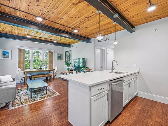 2nd image of 192 Raymond St #4