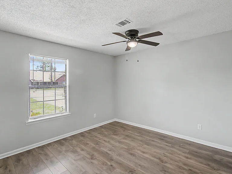 703 Woods Ct — Photo 5