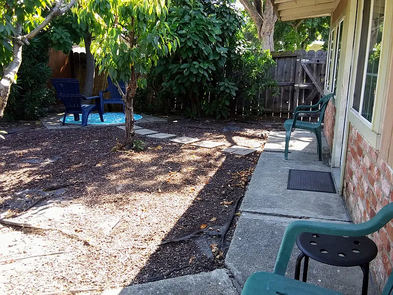 887 Lakewood Dr — Photo 3