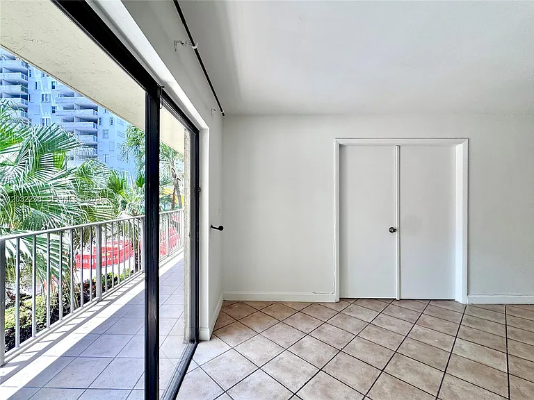 1250 Lincoln Rd #203 — Photo 2