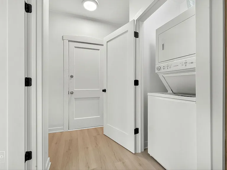 2139 W Lunt — Photo 11