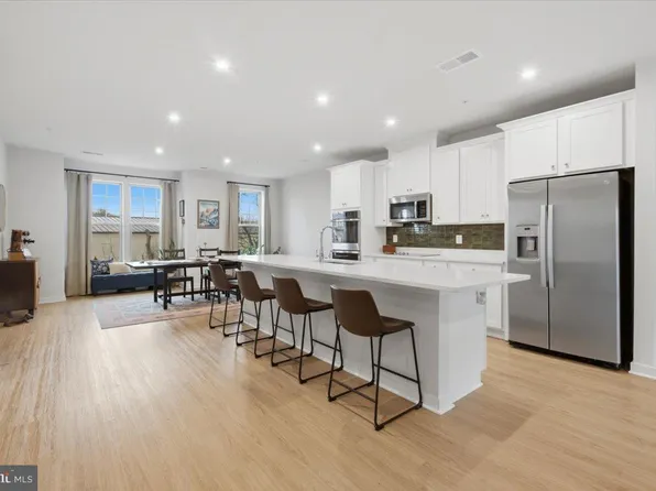 715 Thomas Ln, Manassas, VA 20111