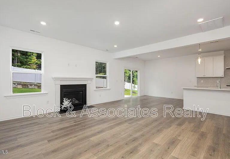 153 Hickory Grove Dr — Photo 6