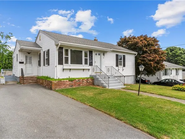 26 Doris Ave, Tiverton, RI 02878