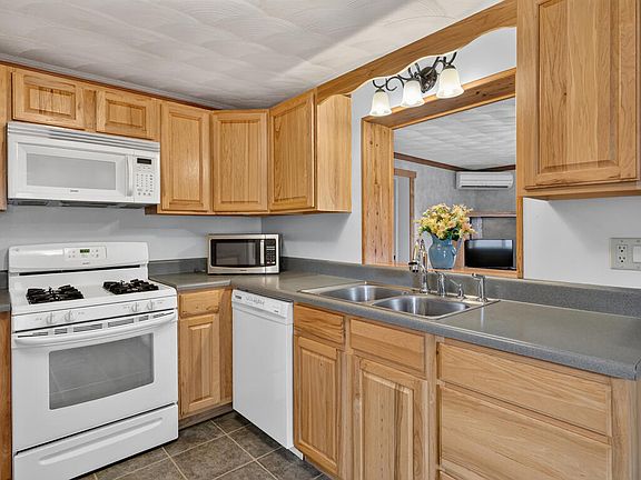 3rd image of 102 Packer Ave