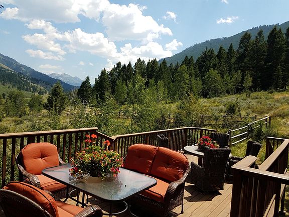 Who wouldn't want to have lunch on my deck?