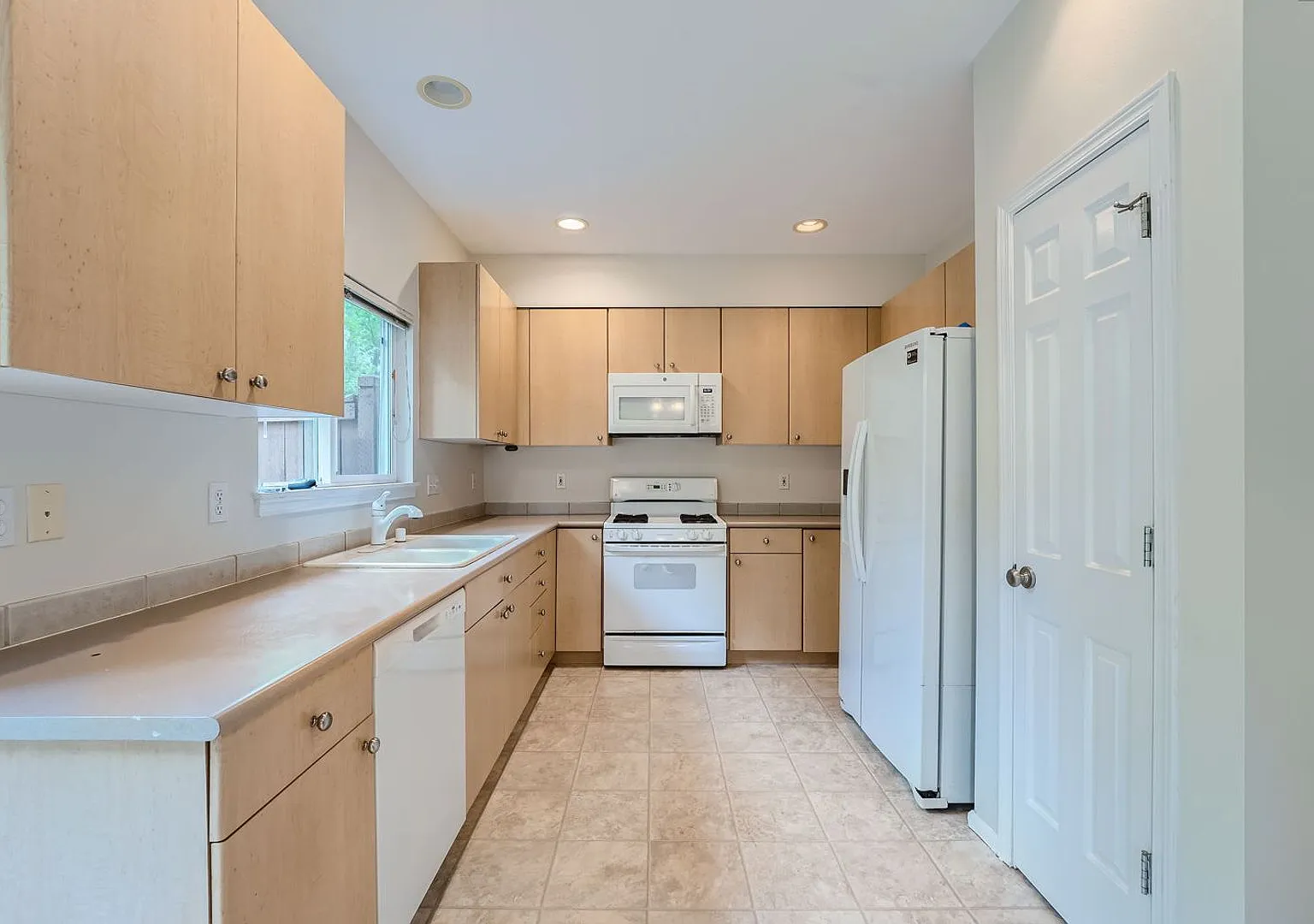 3bed/2.5 End Townhome Unit with Attached Garage in Renton! — Photo 3