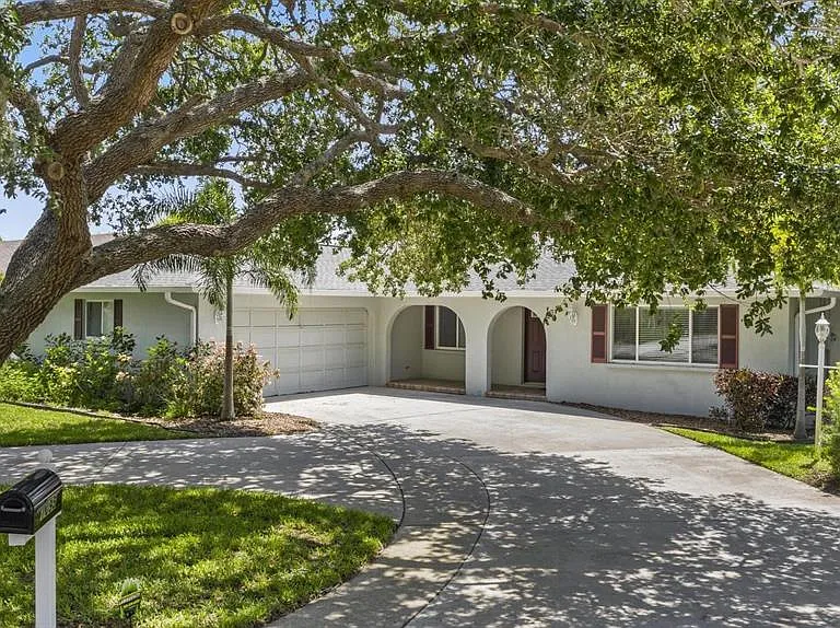1895 Buccaneer Cir — Photo 1