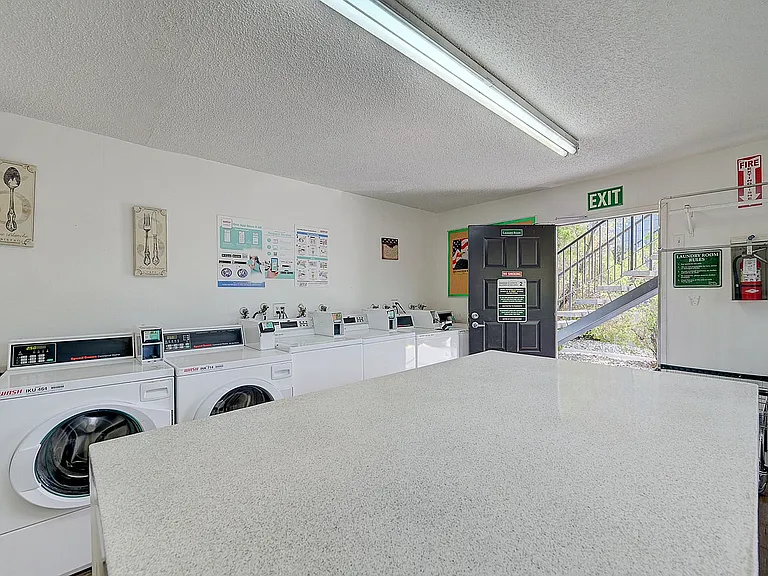 4050_Palos Verdes St-33