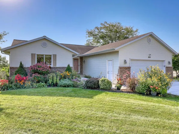 829 Royal DRIVE, West Bend, WI 53090