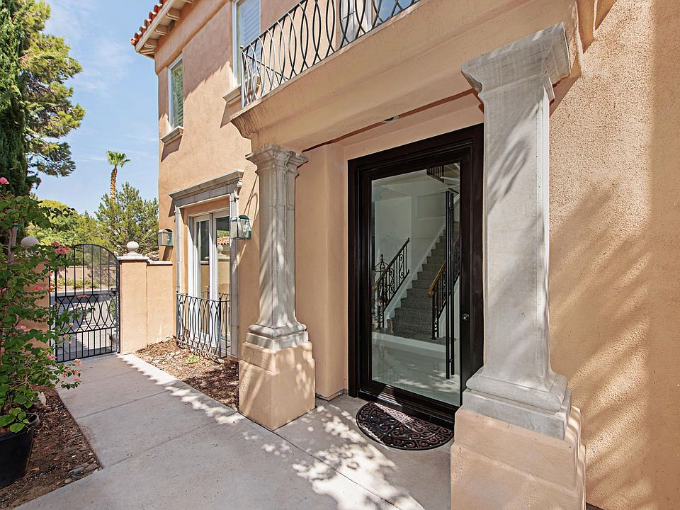 PRIVATE GATED COURTYARD ENTRANCE WITH LOCKED GATE