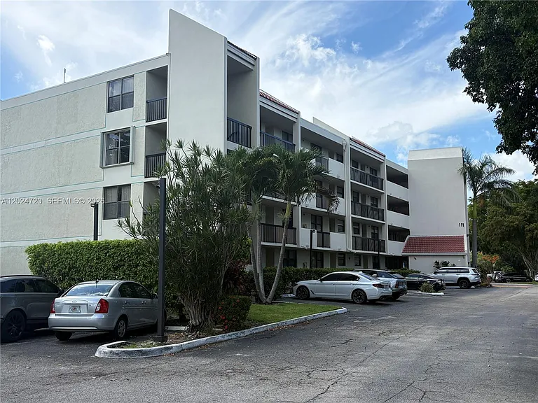111 Lake Emerald Dr #302 — Photo 13