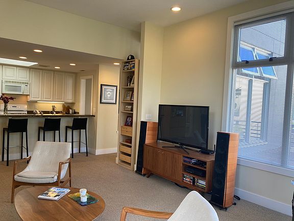 3rd image of 202-2412 7th Ave W #202
