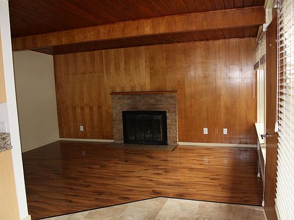 Living Room w/fireplace
