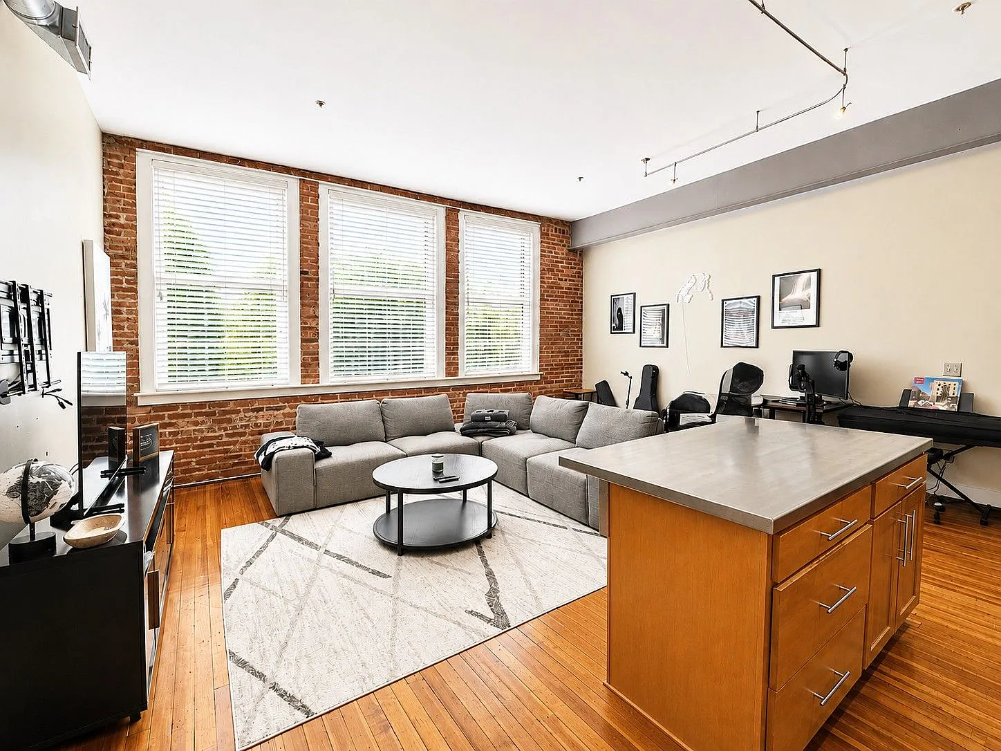 1 bed, 1.0 bath, 779 sqft, $2,300 — Photo 4