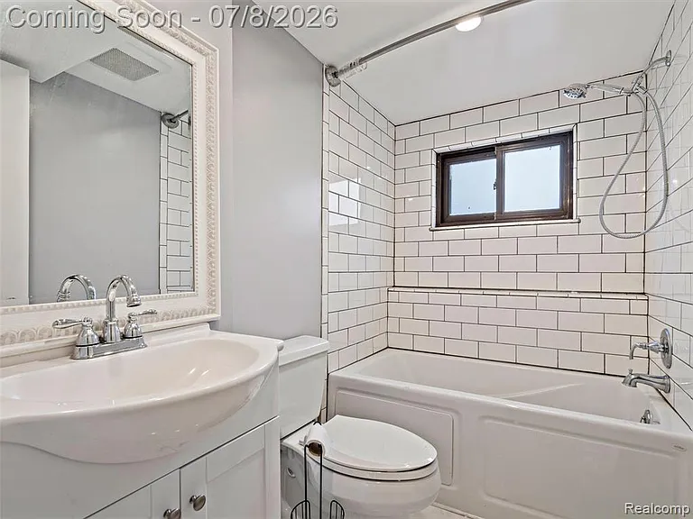 828 E 2nd St — Photo 11